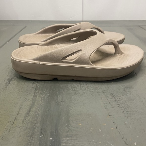 OOFOS OOlala Womens Sz 6 Recovery Flip Flop Thong Tan Beige Sandals EU 37 - Picture 2 of 10